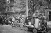 Берлин - Жители г.Берлина на одной из улиц города в очереди за водой