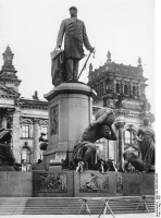 Берлин - Bismarck-Denkmal vor Reichstag Германия , Берлин