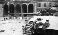 Берлин - «Королевский тигр», подбитый на улицах Берлина. Май 1945 года