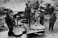 Берлин - Советские военные забирают бронзового нацистского орла с фронтона Рейхсканцелярии