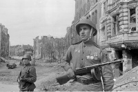 Берлин - Советские автоматчики во время патрулирования в разрушенном Берлине.