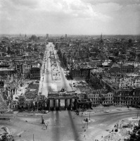 Берлин - Вид с воздуха на Бранденбургские ворота во взятом Берлине