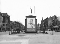 Берлин - Портрет генералиссимуса Советского Союза Иосифа Виссарионовича Сталина на улице послевоенного Берлина.