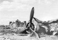 Берлин - Обломки немецкого истребителя Fw 190 на фоне Рейхстага