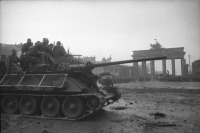 Берлин - Советские солдаты на танке Т-34-85 у Брандербургских ворот