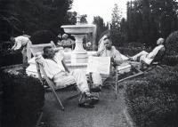 Автономная Республика Крым - Крестьяне отдыхают у фонтана в царском дворце- 1926 г.