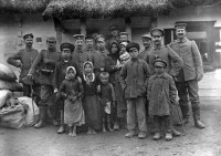 Волынская область - Волинь. Німецькі солдати і місцеві мешканці, село Сушиба.