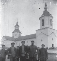 Донецкая область - Жители с. Сергеевки Донецкой области возле церкви накануне ее подрыва, начало 1930-ых.