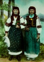 Закарпатская область - Закарпаття.  Жінки в традиційному вбранні.