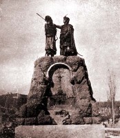 Киев - Памятник Искре и Кочубею