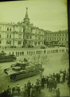 Киев - Танки Т-28 проезжают мимо здания бывшей городской Думы, 7 ноября 1938 года.