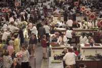 Киев - Киев. Бессарабский рынок на улице Крещатик. 1988 год. (Bruno Barbey)