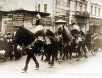 Киев - Карнавальное шествие на улицах Киева в годы Первой мировой войны, призванное помочь сбору денежных средств.