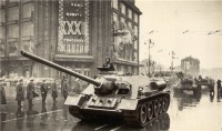 Киев - Киев. Военный парад на Крещатику возле ЦУМа, 7 ноября 1949 г.