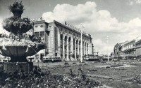  - Два разных вида одной и той же площади Розы Люксембург. Верхний снимок  начало 1950-х годов и нижний наше время.