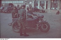 Харьков - Немецкие солдаты осматривать мотоцикл,