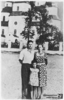 Новомосковск - Олесь Гончар з дружиною Валентиною і донькою Людмилою біля Троїцького собору