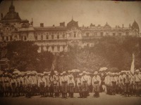 Одесса - Почтовая открытка 1912 года с видом на дом Руссова (Одесса) и с торжественным построением каких-то болгарских подразделений.