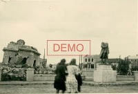 Горловка - Разрушенный нацистами памятник Сталину на привокзальной площади станции Никитовка в Горловке во время немецкой оккупации 1941-1943 гг