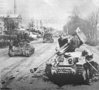 Бердичев - На южных окраинах Бердичева. После 5 января 1944г. Справа подбитое немецкое самоходное орудие Marder-ll.