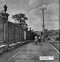 Донецк - Улица Университетская. Слева – забор городского сада (горсада). Донецк, 1962 год