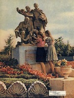 Донецк - Советский народ помнит подвиг тех, кто победил фашизм. Донецк, 1962 год