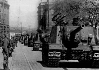 Львов - Львів.  Колона танків під час військового параду 1945 року.