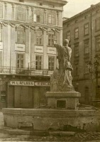 Львов - Львів.  Статуя Діани на площі Ринок.