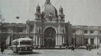 Львов - Львів.  Після війни на головнім вокзалі добудували другий поверх, а також тут вже ходив тролейбус.