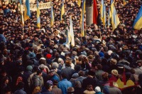 Львов - Львів в 1990-х.  Мітинг за Незалежність. Фото-польського фотографа Тадеуша Рольке.