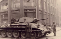 Львов - Львів.  Німецький солдат  з підбитим радянським танком біля Магнусу.