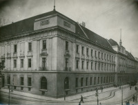 Львов - Львів.  На фото реконструйована в 1920 р.будівля нової пршти