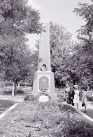 Краснодон - Памятник на могиле молодогвардейцев в городском саду