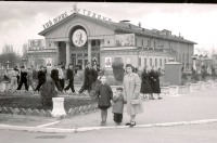 Северодонецк - Мама и дети рядом с клубом Лисхимкомбинатом