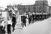 Северодонецк - 1 Мая 1960-1970 годы.Советская площадь.Идут спортсмены разрядники.