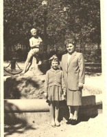  - Семейное фото , у фонтана в центральном сквере Херсона