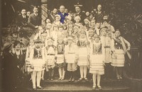 Трускавец - Трускавець.Президент Естонії Константин Петц (посередині) з українськими дітьми та Директором курорту Романом Ярошом перед віллою 