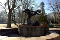 Трускавец - Трускавець. Скульптура біля бювету мінеральних вод.