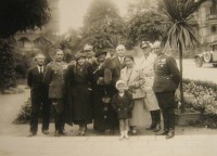 Трускавец - Трускавець. В курортнім парку Софія Ярош-Богуска з чоловіком (крайній справа) і сином Станіславом, а також батьком Раймундом Ярошем та ін.