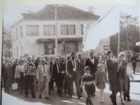 Трускавец - Трускавець. Трускавчани несуть встановлювати прапор на міську раду 2 квітня 1990 року.
