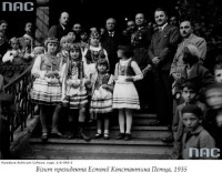 Трускавец - Трускавець. Візит президента Естонії Константина Пєтца (стоїть в центрі на сходах вілли 
