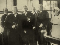 Трускавец - Курорт Трускавець. Президент Естонії К.Пєтц (зліва) в товаристві Р.Яроша в час пиття 