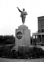 Кодыма - Памятник Ленину в местечке Кодыма Одесской области перед уничтожением нацистами во время оккупации в Великой Отечественной войне. 1941 год