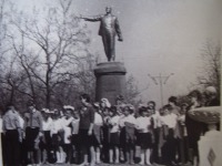Пирятин - Пионеры возле памятника Ленину