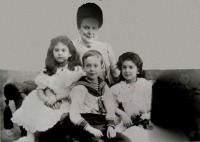 Диканька - Елена Константиновна Кочубей с детьми Софьей,  Надеждой и Виктором.