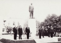 Диканька - У памятника Ленину