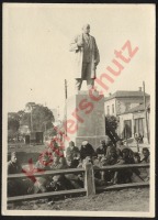 Дубно - Советские военнопленные около памятника Ленину в Дубно во время немецкой оккупации