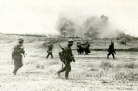  - Группа немецких пехотинцев во время атаки