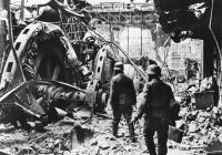 Волгоград - Немецкие войска проходят через разрушенный генераторный зал