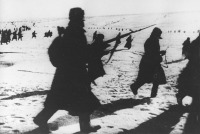 Волгоград - Советские пехотинцы на заснеженных холмах возле Сталинграда во время снятия осады.